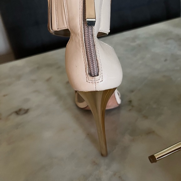 Max Azria heels 7.5 - Picture 3 of 13